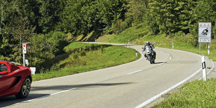 LJETI JE NAJLAKŠE NA MOTORU HOK osiguranje misli na vas pri registraciji