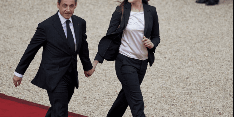Carla Bruni-Sarkozy optužena za pritisak na svjedoka u slučaju financiranja kampanje njenog supruga