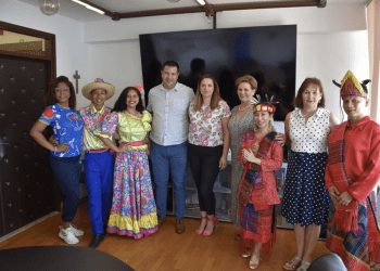 Kaštelanski gradonačelnik ugostio predstavnike folklornih skupina iz Indonezije i Brazila