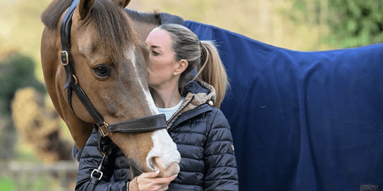 Atletičarka britanskog tima Charlotte Dujadin povukla se s Olimpijskih igara u Parizu nakon što je “bičevala konja 24 puta”