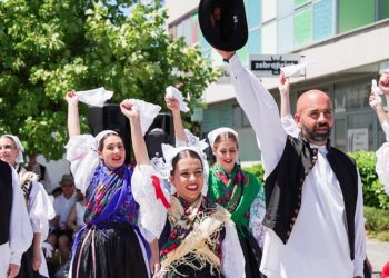 HRVATSKA FOLKLORNA GRUPA IZ AUSTRALIJE ZAPLESALA NA VUKOVARSKOM TRGU ” To je zemlja dide mog…”
