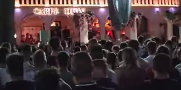 NOVI PROSVJED NA HVARU Građani i turisti potpisivali peticiju