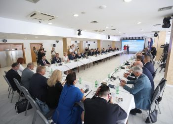 ODRŽAN NOVI SASTANAK VLADE SA ŽUPANIMA U SISKU 32 ugovora za regionalni razvoj, turizam i gospodarenje otpadom