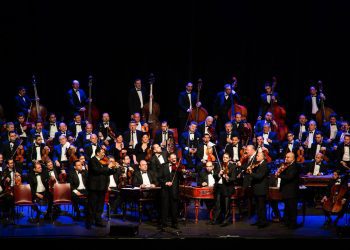 JEDINSTVENIM GLAZBENIM SPEKTAKLOM ZAVRŠAVA 24.OSJEČKO LJETO KULTURE Budimpeštanski romski orkestar 100 violina večeras u osječkoj Tvrđi