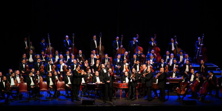 JEDINSTVENIM GLAZBENIM SPEKTAKLOM ZAVRŠAVA 24.OSJEČKO LJETO KULTURE Budimpeštanski romski orkestar 100 violina večeras u osječkoj Tvrđi