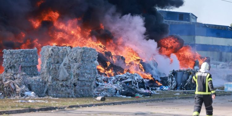PONOVNO IZBIO POŽAR U TVORNICI PLASTIKE U OSIJEKU Vatra je pod kontolom, a u potpunosti bi trebala biti ugašena za par sati