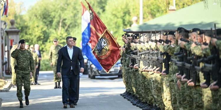 MILANOVIĆ O OBVEZNOM VOJNOM ROKU: Pozvao Primorca da se uključi u raspravu, a premijera kritizirao zbog letova skupim avionom