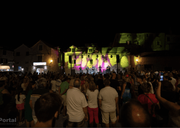 U KAŠTELIMA OBILJEŽEN DAN POBJEDE I DOMOVINSKE ZAHVALNOSTI I DAN HRVATSKIH BRANITELJA Cjelodnevni nedjeljni program uz vatromet i završni koncert tamburaša Gazde