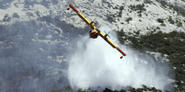 Pet PP aviona i 26 pripadnika HKoV-a gase požar na Crvenoj zemlji