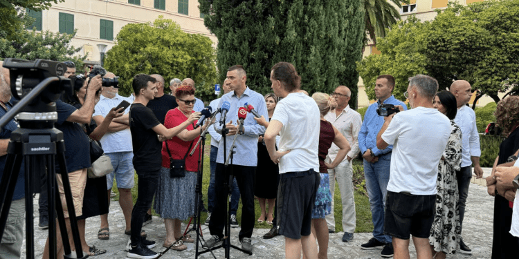 PENAVA U SPLITU UZ PODRŠKU DP-a SDŽ, MINISTARA I BRANITELJA ODGOVORIO RADIĆU “Ovakav politički autogol u životu svom nisam vidio” 