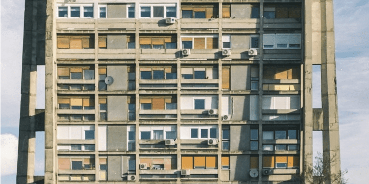 Hrvatska Vlada kreće u borbu protiv vidljivih klima uređaja na fasadama i prenamjene stanova u turističke apartmane bez suglasnosti drugih stanara