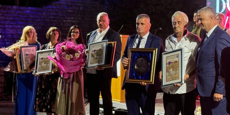 (FOTO) U SINJU ODRŽANA SVEČANA SJEDNICA GRADSKOG VIJEĆA Gradonačelnik Bulj poručio “vidimo se dogodine”