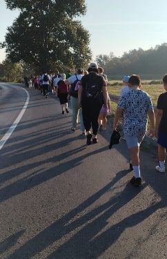 VOZAČI BUDITE OPREZNI! Hodočasnici pješače prema marijanskim svetištima na blagdan Velike Gospe
