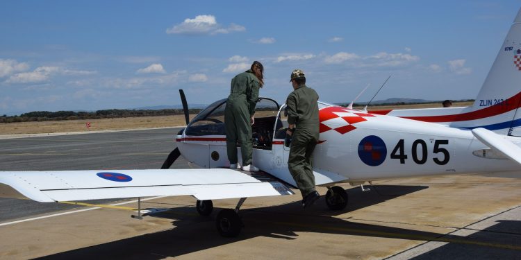 SREDNJOŠKOLCI NA ISPITNOM LETU  Kandidati za buduće vojne pilote