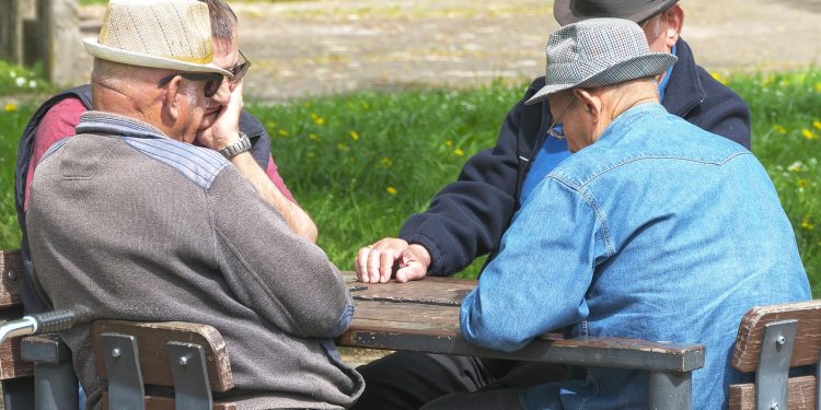 PROSVJED UMIROVLJENIKA “Odakle im obraz da sebi dignu plaće 80 posto, a umirovljenicima daju usklađivanje od sedam posto”