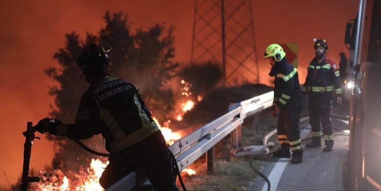 POŽARI U DALMACIJI LOKALIZIRANI Još sporadična izdimljavanja na nepristupačnom terenu kanjona rijeke Krke