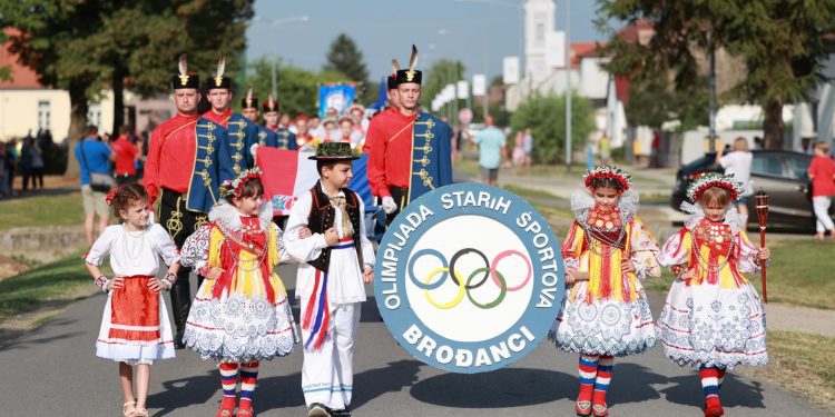 50. OLIMPIJADA STARIH ŠPORTOVA U BROĐANCIMA Nema straha od izumiranja tradicije jer mladi sudjeluju s najviše entuzijazma