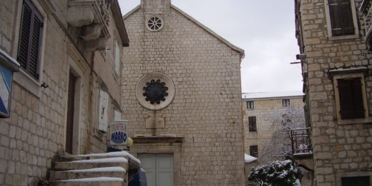 DOĐITE NA IZLOŽBU U DVORAC VITTURI U KAŠTEL LUKŠIĆU Arhitektura novovjekovnih crkava u Kaštelima