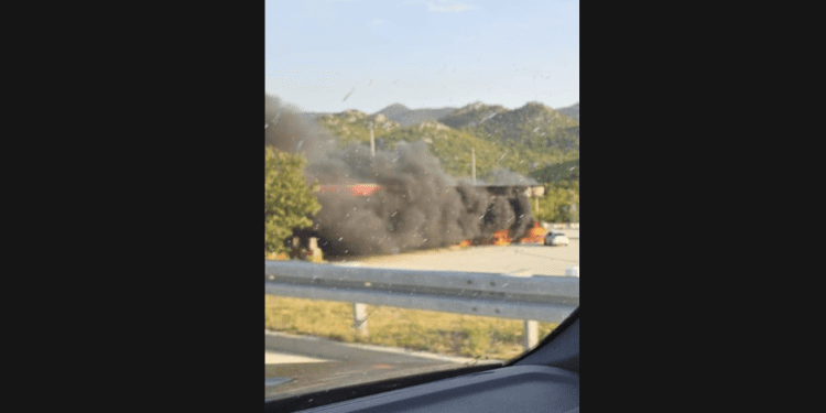 Vozač švedskih registarskih oznaka uzrokovao eksploziju na benzinskoj postaji i izgorio u svom automobilu