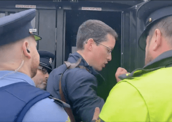 Učitelj u Irskoj suspendiran iz škole, pa po treći put završio u zatvoru zbog odbijanja rodne ideologije