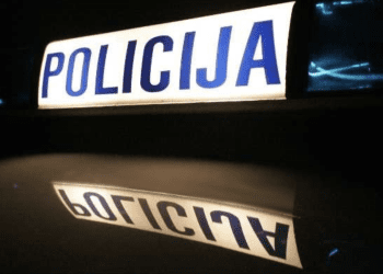 U TOVARNIKU GORE DVIJE KUĆE Napadnuta policija na intervenciji