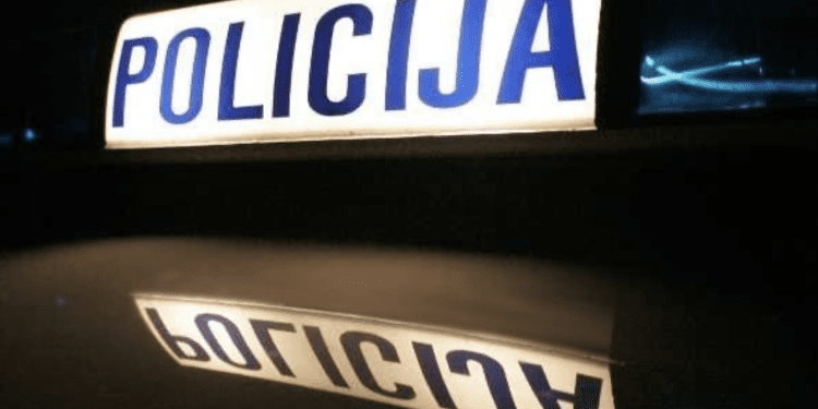 U TOVARNIKU GORE DVIJE KUĆE Napadnuta policija na intervenciji
