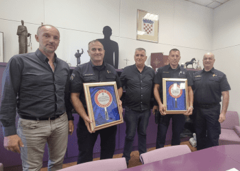 Gradonačelnik Grada Sinja uručio zahvalnice istaknutim policijskim službenicima povodom Dana policije