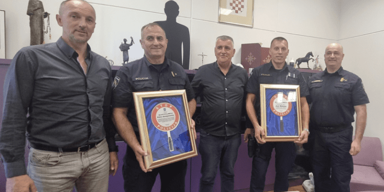 Gradonačelnik Grada Sinja uručio zahvalnice istaknutim policijskim službenicima povodom Dana policije