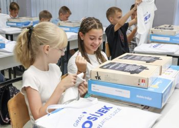GRAD OSIJEK: 7203 učenika krenulo u novu školsku godinu uz besplatne radne bilježnice i školski materijal