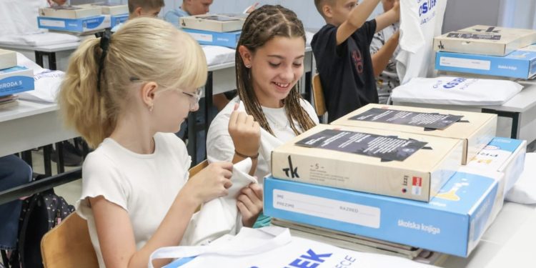 GRAD OSIJEK: 7203 učenika krenulo u novu školsku godinu uz besplatne radne bilježnice i školski materijal