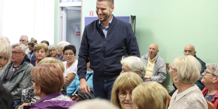 OSJEČKI GRADONAČELNIK I STOTINJAK UMIROVLJENIKA U ORAHOVICI Jednodnevni izlet prepun sadržaja