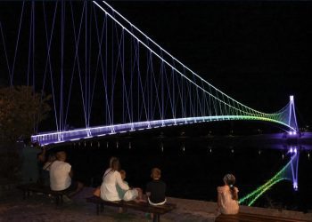 Raskošne lampice zasjale prekrasnim bojama na osječkom pješačkom mostu