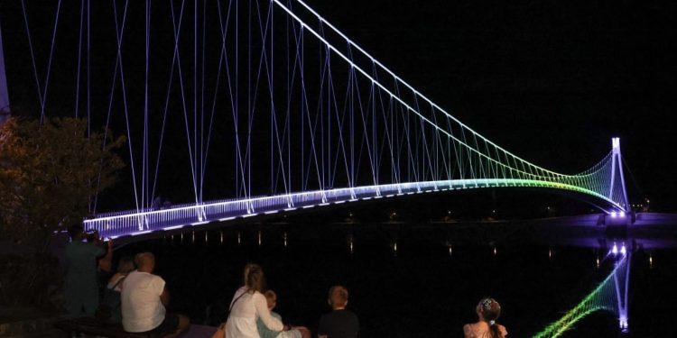 Raskošne lampice zasjale prekrasnim bojama na osječkom pješačkom mostu