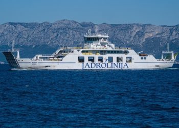 ZBOG TEHNIČKIH PROBLEMA PUTNICI BRODA MLJET ISKRCANI U LUCI SUPETAR Liniju preuzeo trajekt Hrvat