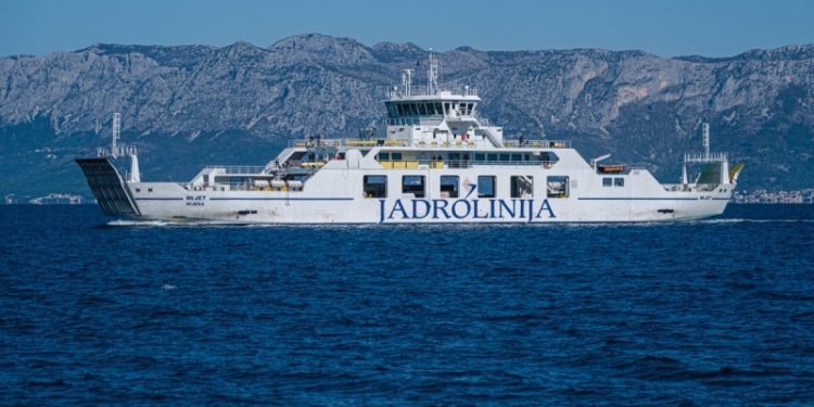 ZBOG TEHNIČKIH PROBLEMA PUTNICI BRODA MLJET ISKRCANI U LUCI SUPETAR Liniju preuzeo trajekt Hrvat