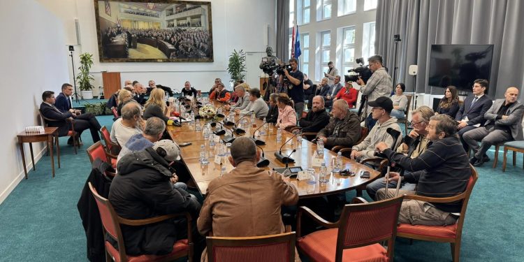 Ministar Primorac ustvrdio: “Po Hrvatskoj ne bauljaju beskućnici”, a onda se šokirao – susreo ih na ručku u saborskom restoranu