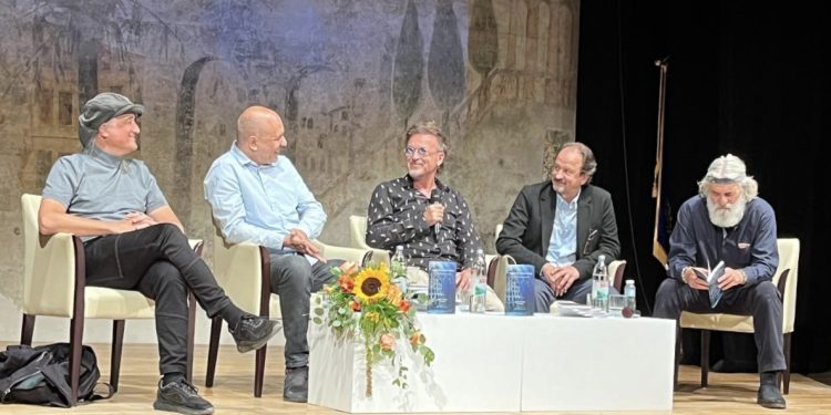 Gibonni na Hvaru predstavio knjigu poezije na španjolskom jeziku