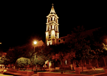 POKOLON GRADA SINJA CRKVI Uoči proglašenja crkve Čudotvorne Gospe Sinjske manjom bazilikom, zasvijetlio zvonik