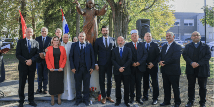 U Osijeku postavljen kip Svete Majke Terezije
