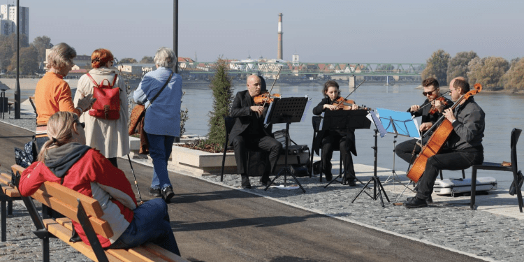 (FOTO) OSIJEK POSTAO JOŠ UGODNIJI ZA ŽIVOT Otvorena šetnica uz Dravu kojom su spojeni Gornji i Donji grad
