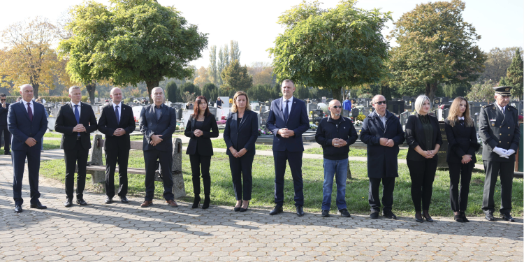 Polaganjem vijenaca i paljenjem svijeća u Osijeku obilježen blagdan Svih svetih