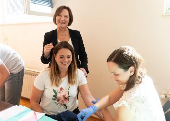 KAŠTELANI POKAZALI VELIKO SRCE ZA FILIPA Zaklada Ana Rukavina u Kaštelima prikupila 74 uzorka potencijalnih darivatelja