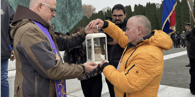 “Vukovarsko svjetlo mira” iz Vukovara branitelji ponijeli u Zagreb