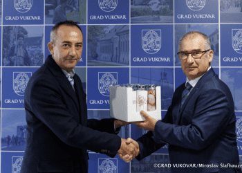 Tvrtka Primax d.o.o. Gradu Vukovaru donirala 240 Ecolant lampiona