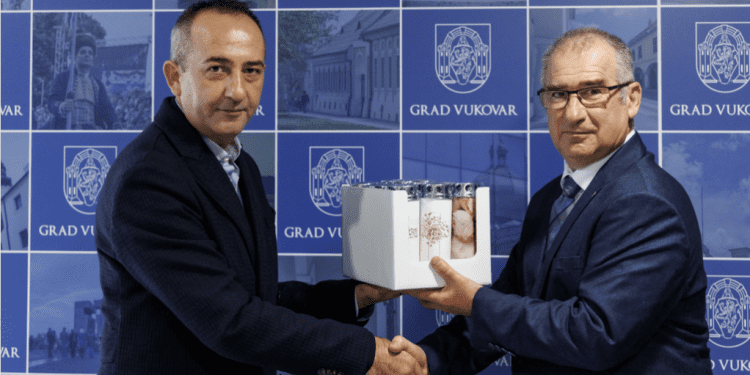 Tvrtka Primax d.o.o. Gradu Vukovaru donirala 240 Ecolant lampiona