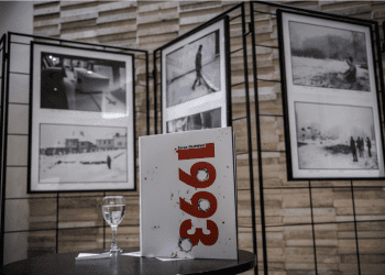 USUSRET DANU SJEĆANJA NA ŽRTVU VUKOVARA Izložba fotografija Zorana Filipovića “Braća po oružju” i knjiga “1993”