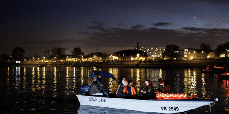 U DUNAV PUŠTENO NA STOTINE CRVENIH LAMPIONA Svjetlosna rijeka sjećanja