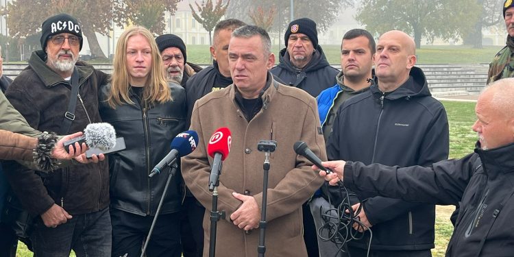 NEMA IZJEDNAČAVANJE ŽRTVE I AGRESORA Domovinski pokret spriječio pokušaj SDSS-a da baci vijenac sa srpskom trobojnicom u Dunav