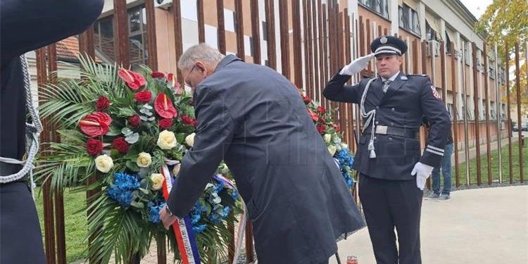Varaždin: Božinović odao počast policajcima poginulim u Domovinskom ratu