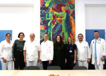 Mlada umjetnica Estera Mihaela Peruzović poklonila sliku Klinici za infektologiju KBC-a Split